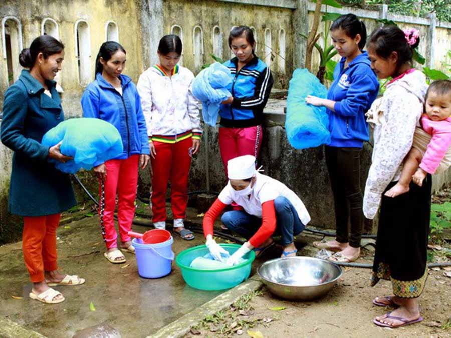 Cán bộ y tế hướng dẫn người dân tẩm hóa chất vào rèm màn để phòng-chống sốt rét. (Ảnh: internet)