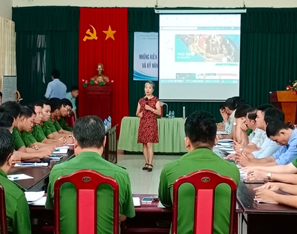 bác sĩ Khuất Thị Hải Oanh chia sẻ tại buổi tập huấn 