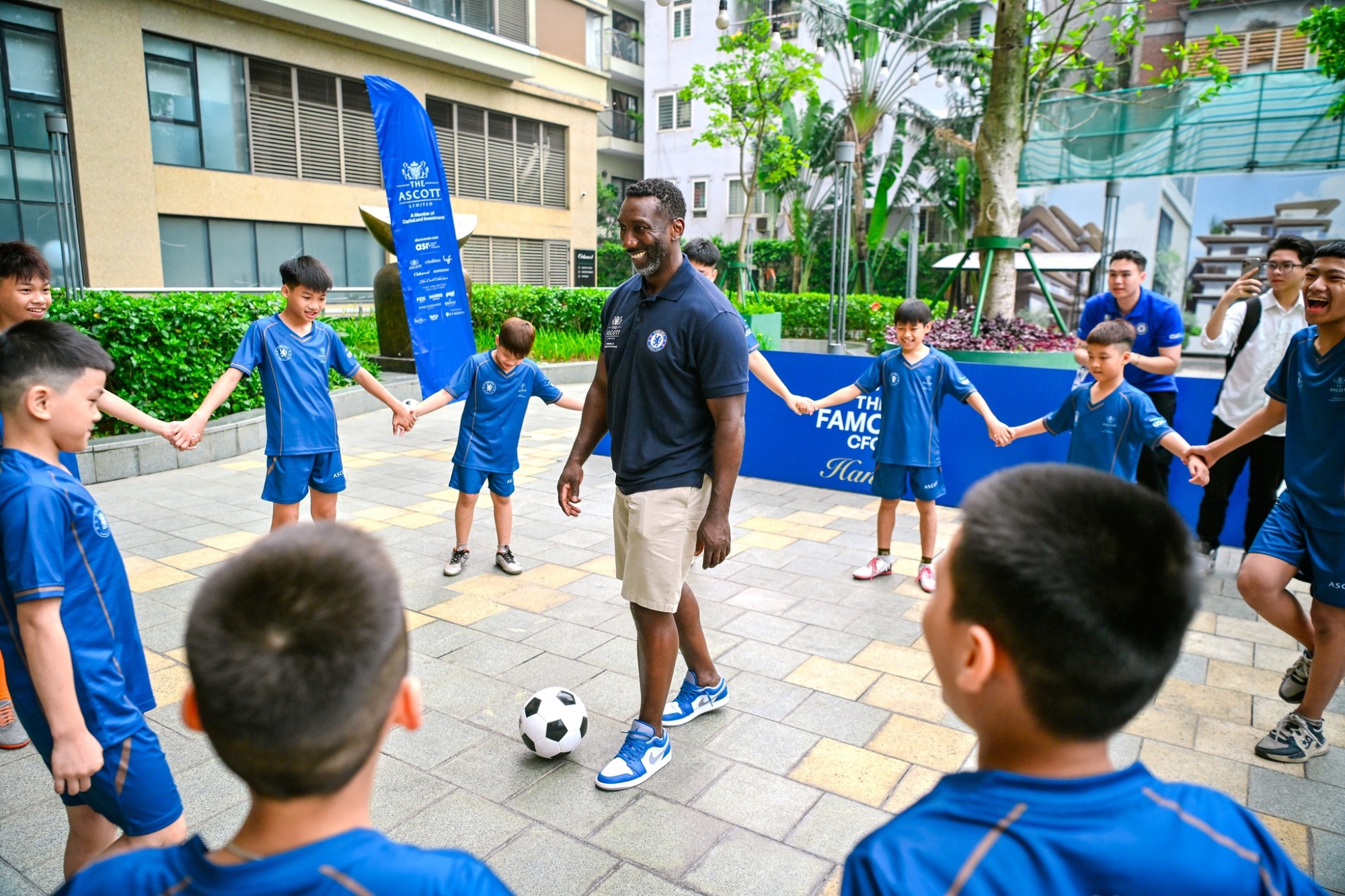 Trẻ Cắt đứt Vòng xoáy tại Hà Nội gặp gỡ và giao lưu cùng huyền thoại Chelsea Jimmy Floyd Hasselbaink