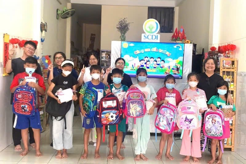 Hỗ trợ đồ dùng học tập cho trẻ em trong chương trình Cắt đứt Vòng xoáy tại TP. Hồ Chí Minh