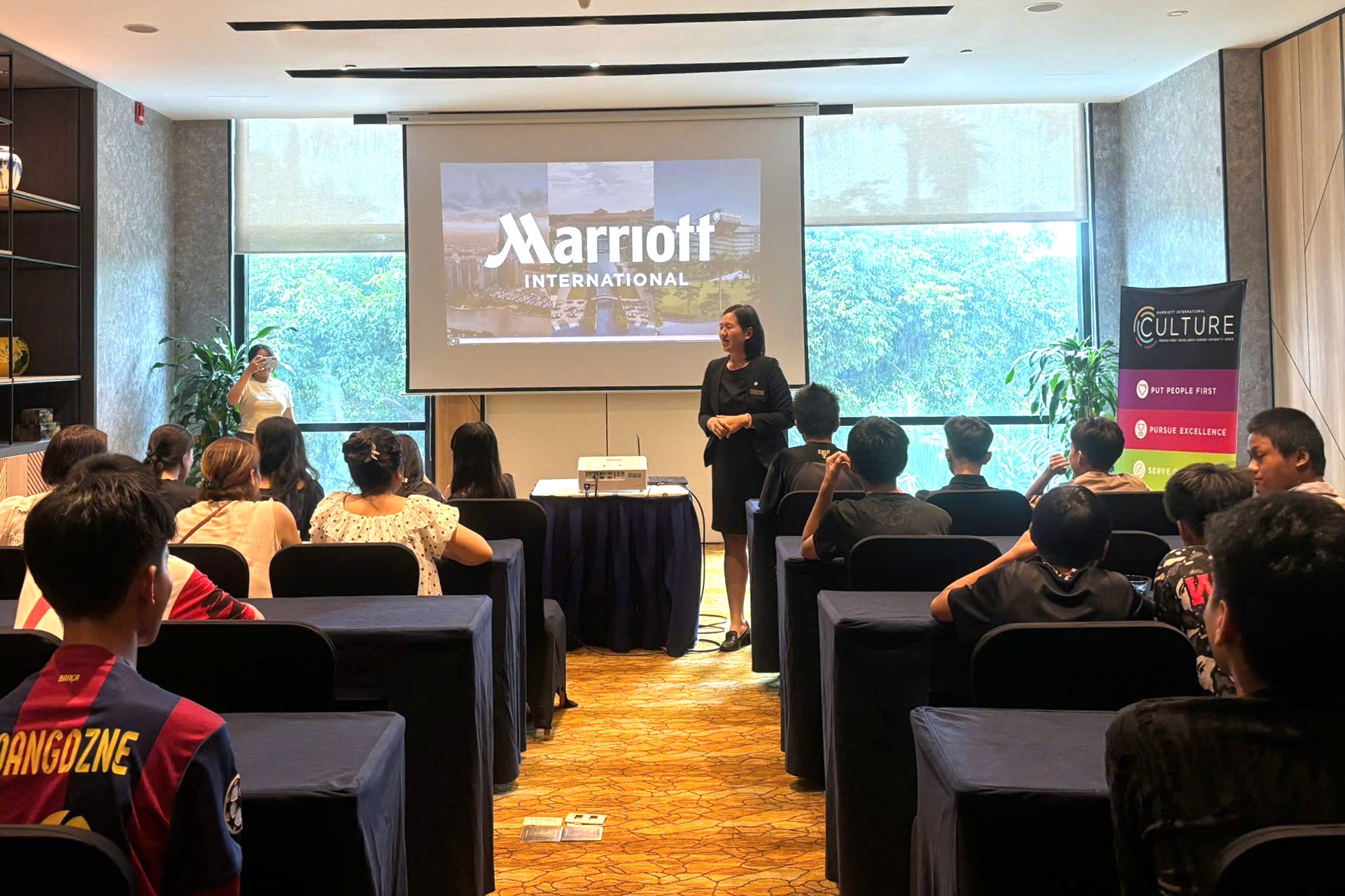 Trẻ Cắt đứt Vòng xoáy tại Hà Nội tìm hiểu nghề khách sạn tại Sheraton Hanoi West
