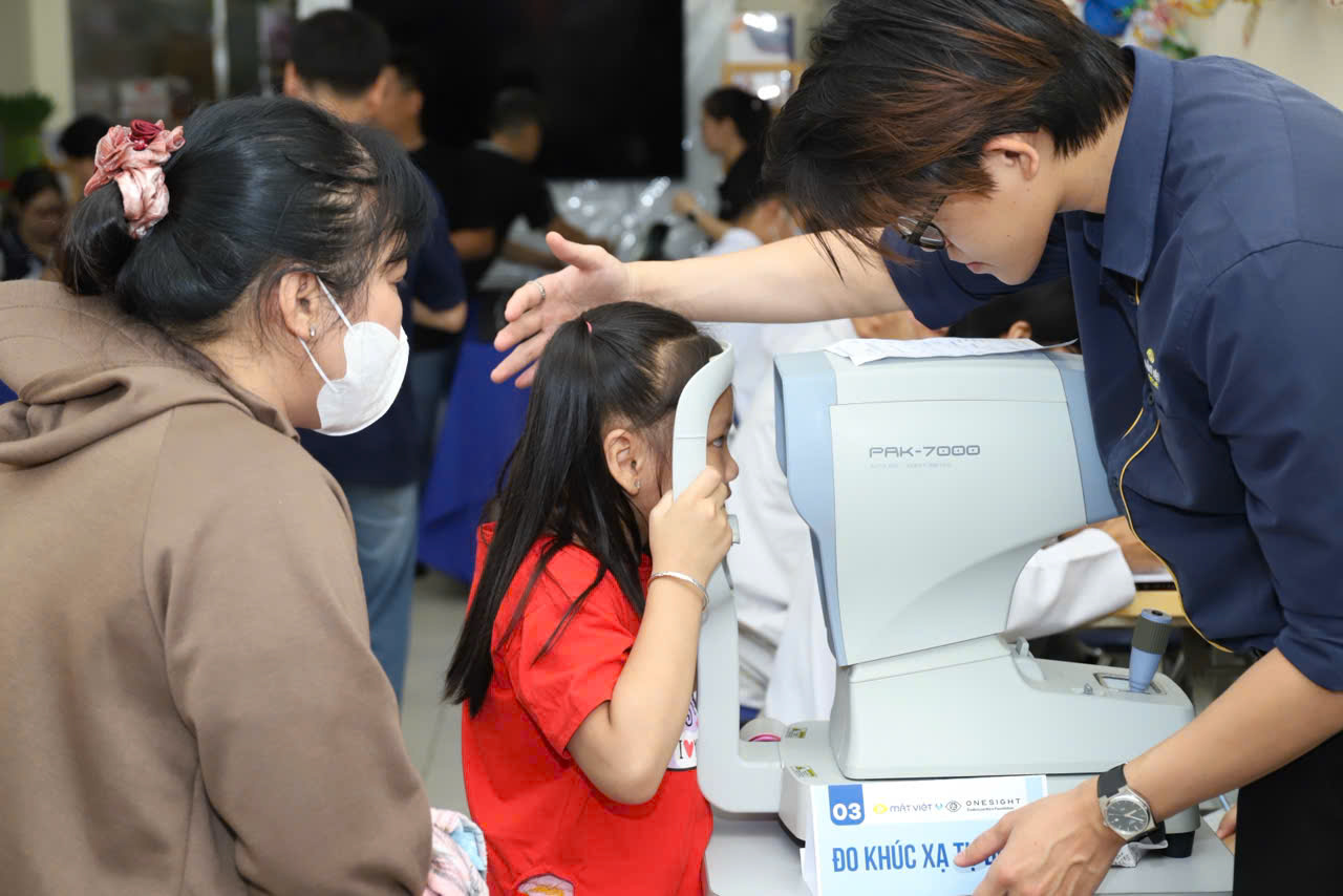 Tập đoàn Mắt Việt hỗ trợ khám và chăm sóc thị lực cho trẻ em và phụ huynh trong chương trình Cắt đứt Vòng xoáy