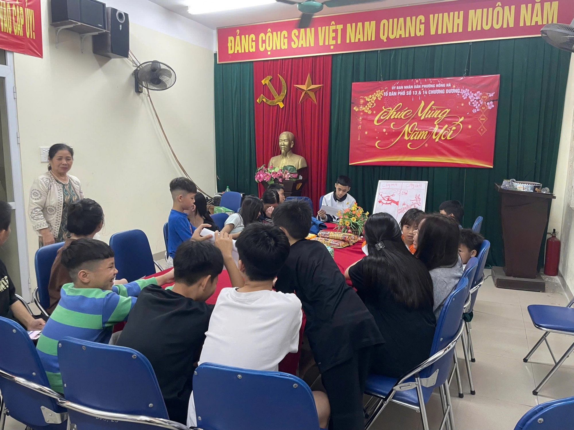 Sinh hoạt nhóm Cắt đứt Vòng xoáy Hà Nội cùng trẻ và phụ huynh