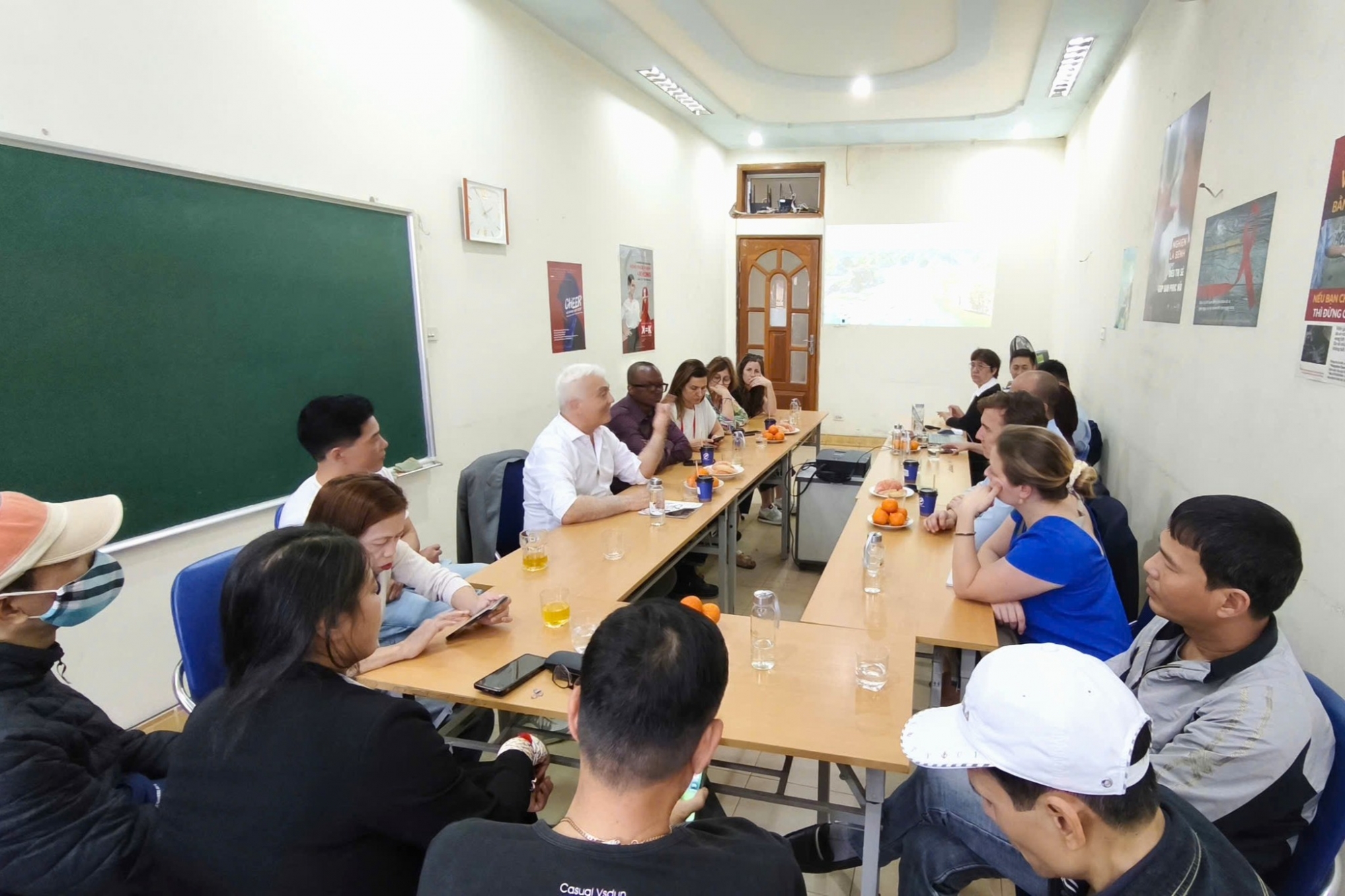 Đoàn chuyên gia ANRS thăm và làm việc với các nhóm cộng đồng tại Hải Phòng