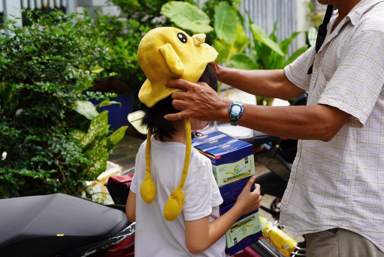 FrieslandCampina Vietnam joins hands with SCDI to bring 215 cartons of nutritious milk to families in need
