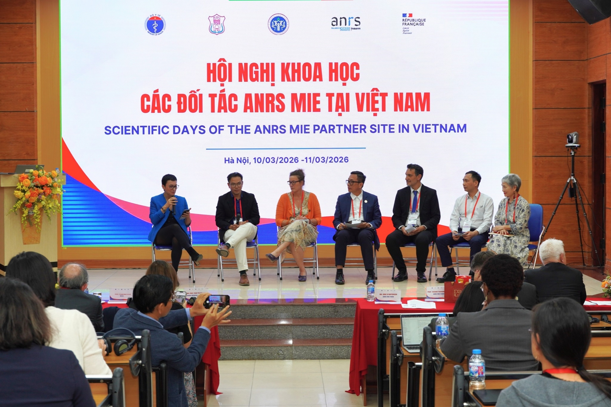 Chia sẻ kinh nghiệm nghiên cứu và tăng cường hợp tác vì sức khỏe cộng đồng