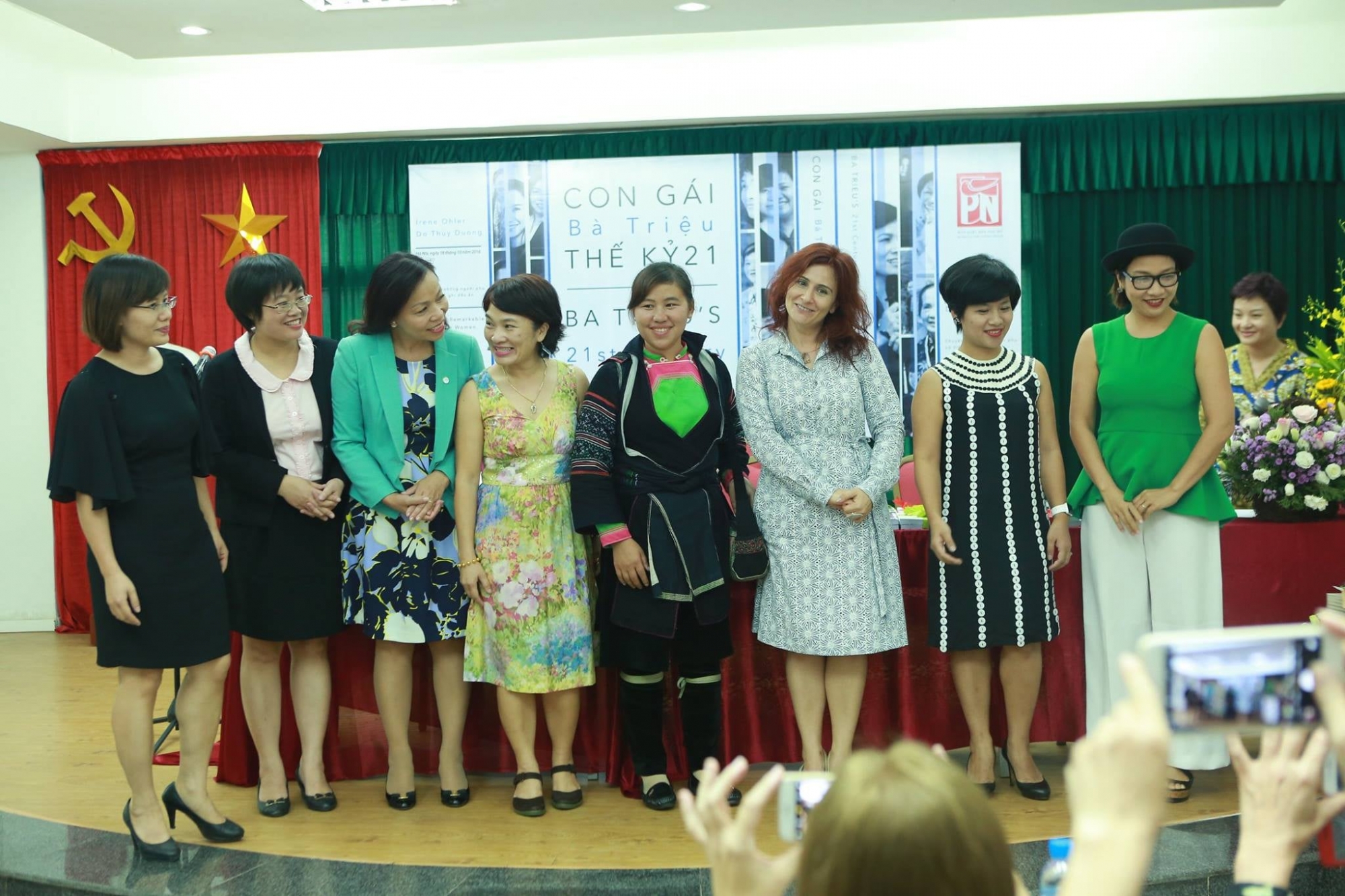 Cuốn sách "Con gái Bà Triệu thế kỷ 21" viết về bác sĩ Khuất Thị Hải Oanh